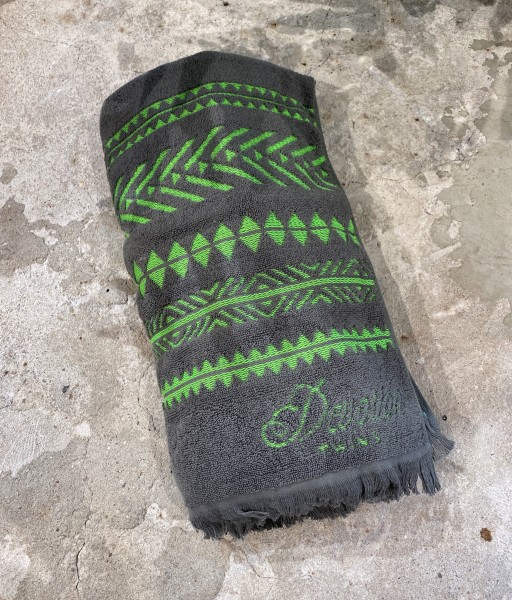 Beachtowel Grau mit Muster in Grün und Blau