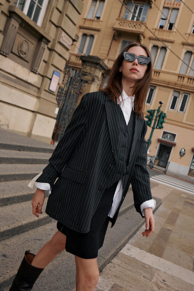 Jacke open cut in black